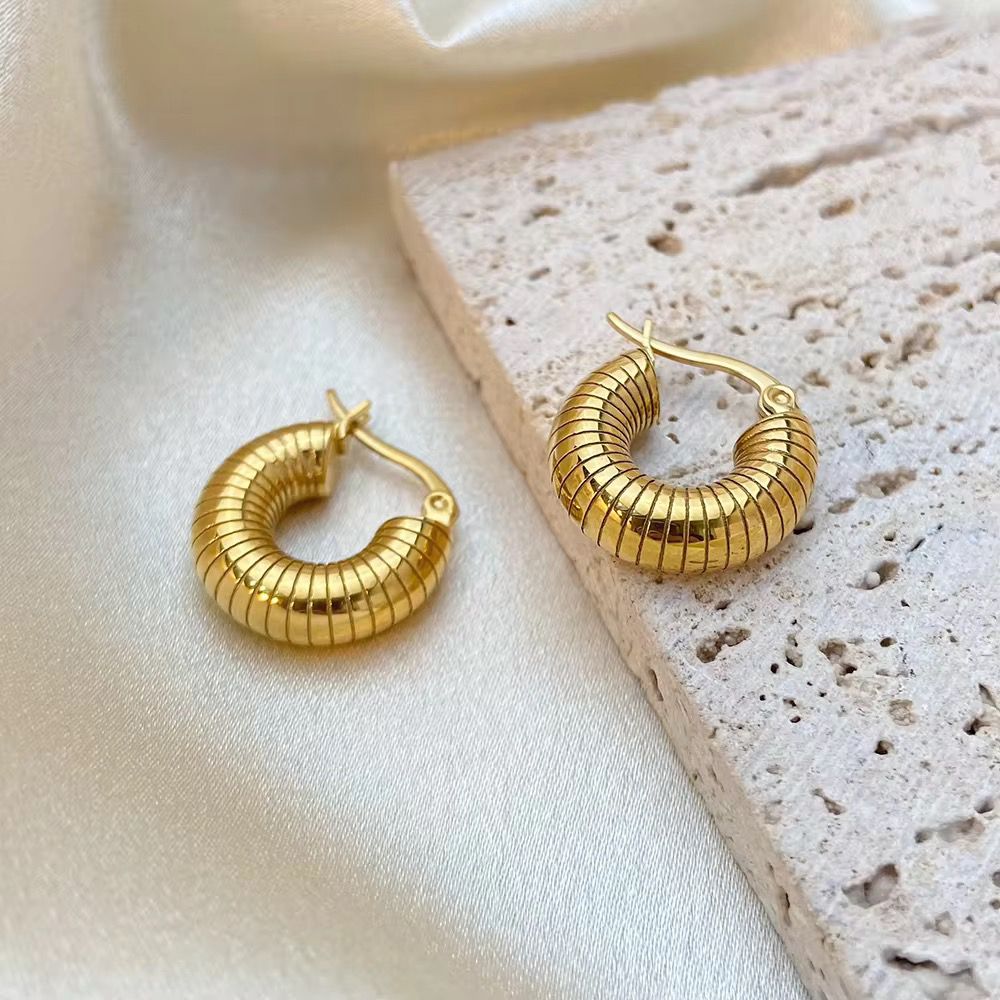 Round hoop Earring | Classic Everyday Glam