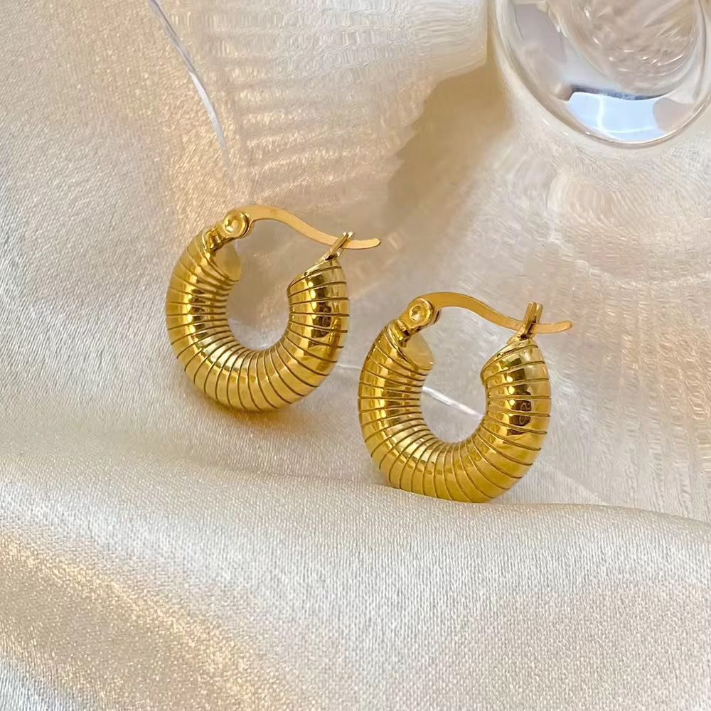 Round hoop Earring | Classic Everyday Glam